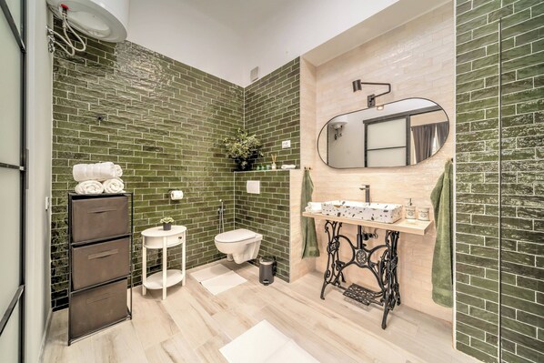 Appartement familial, plusieurs chambres (City Soul Apartment) | Salle de bain | Douche, séchoir à cheveux, serviettes fournies, savon