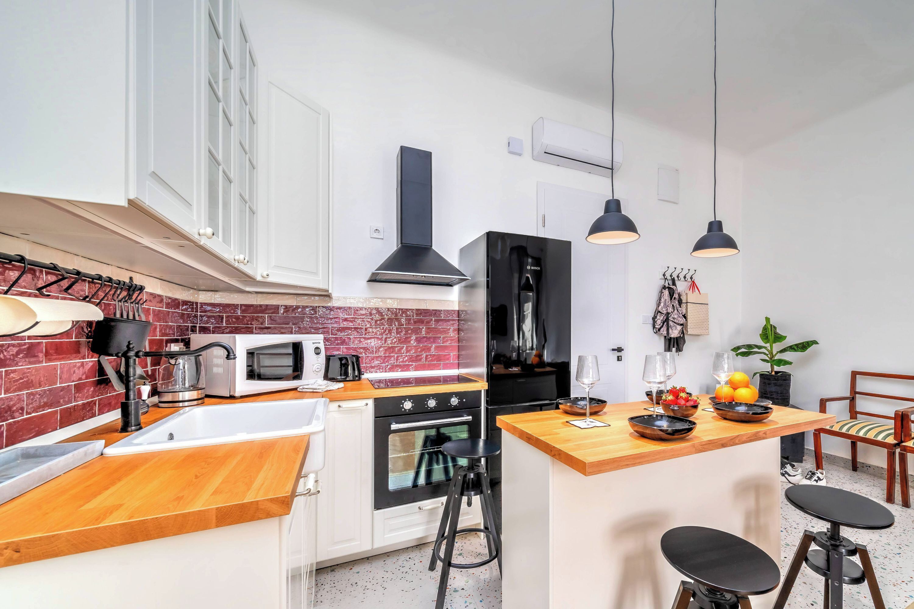Family Apartment, Multiple Bedrooms (City Soul Apartment) | Private kitchen | Fridge, microwave, oven, stovetop