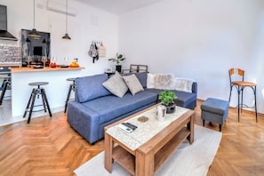 Family Apartment, Multiple Bedrooms (City Soul Apartment) | Living area | 21-inch flat-screen TV with cable channels, TV - City Soul Apartment (Zagreb)