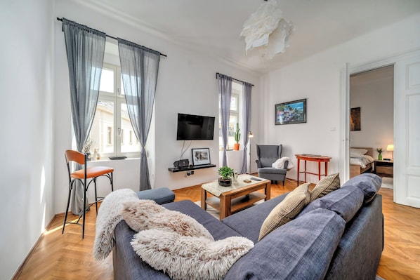 อพาร์ทเมนท์สำหรับครอบครัว, 1 ห้องนอน (City Soul Apartment) | บริเวณนั่งเล่น | ทีวีจอแบน 21 นิ้ว พร้อมช่องเคเบิล, ทีวี