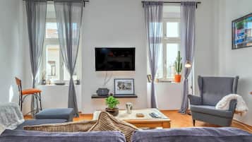 Departamento familiar, 1 habitación (City Soul Apartment) | Área de sala de estar | Televisión de pantalla plana de 21 pulgadas con canales por cable