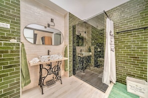 อพาร์ทเมนท์สำหรับครอบครัว, 1 ห้องนอน (City Soul Apartment) | ห้องน้ำ | ฝักบัว, ไดร์เป่าผม, ผ้าเช็ดตัว, สบู่