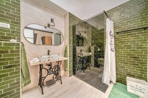 Shower, hair dryer, towels, soap - City Soul Apartment (Zagreb)