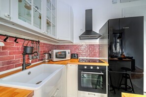 Family Apartment, Multiple Bedrooms (City Soul Apartment) | Private kitchen | Fridge, microwave, oven, stovetop - City Soul Apartment (Zagreb)