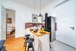Fridge, microwave, oven, stovetop - City Soul Apartment (Zagreb)