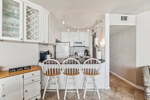 Mikrobølgeovn, oppvaskmaskin, kaffetrakter/tekoker og brødrister