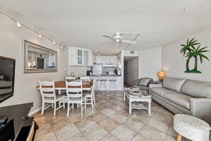 Un espacio habitable compacto con comedor, cocina y zona de estar.
