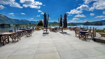 Daily full breakfast (EUR 27.50 per person)