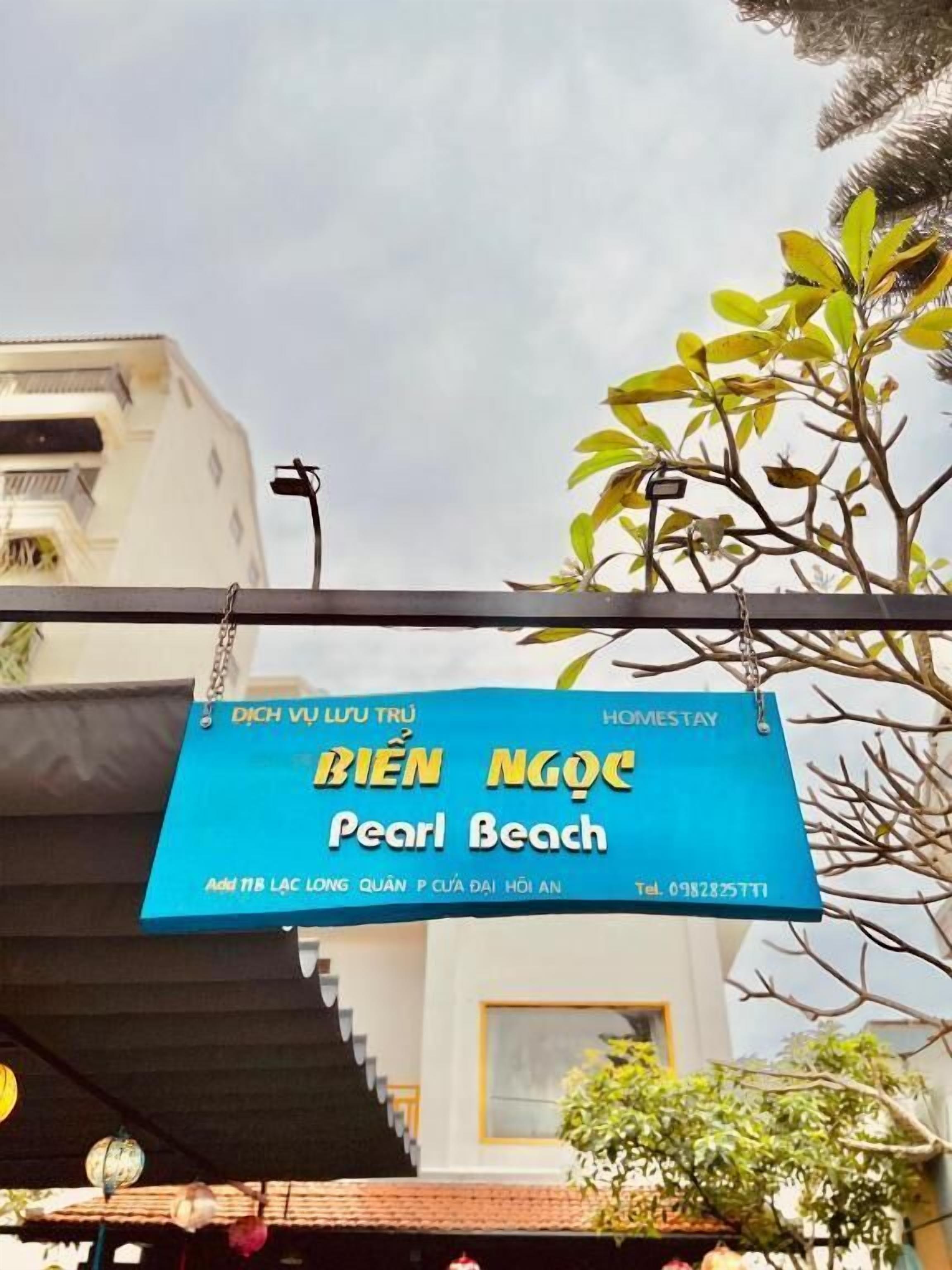 Een bord met de naam van een hotel, 'BIEN NGOC Pearl Beach', en contactgegevens.