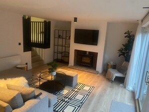 Casa | Área de estar | TV, lareira