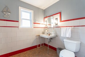 吹风机、毛巾、肥皂、洗发水