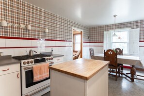 Private kitchen - Acreage Near Downtown (Indianapolis)