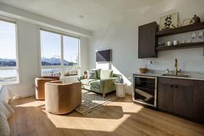 Smart TV - The Georgie: Studio, 1  BA Apartment in Sitka, Sleeps 2 (Sitka)