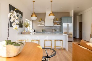 Fridge, oven, stovetop, dishwasher