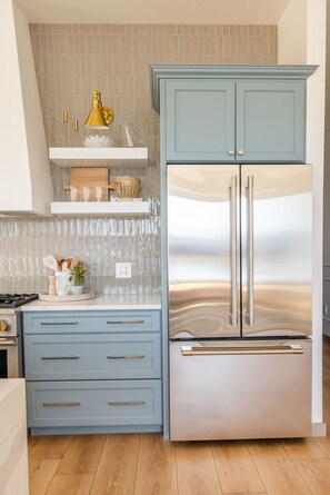 Réfrigérateur, four, plaque de cuisson, lave-vaisselle