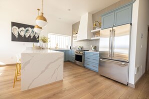 Fridge, oven, stovetop, dishwasher