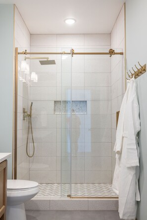 Douche, séchoir à cheveux, serviettes fournies