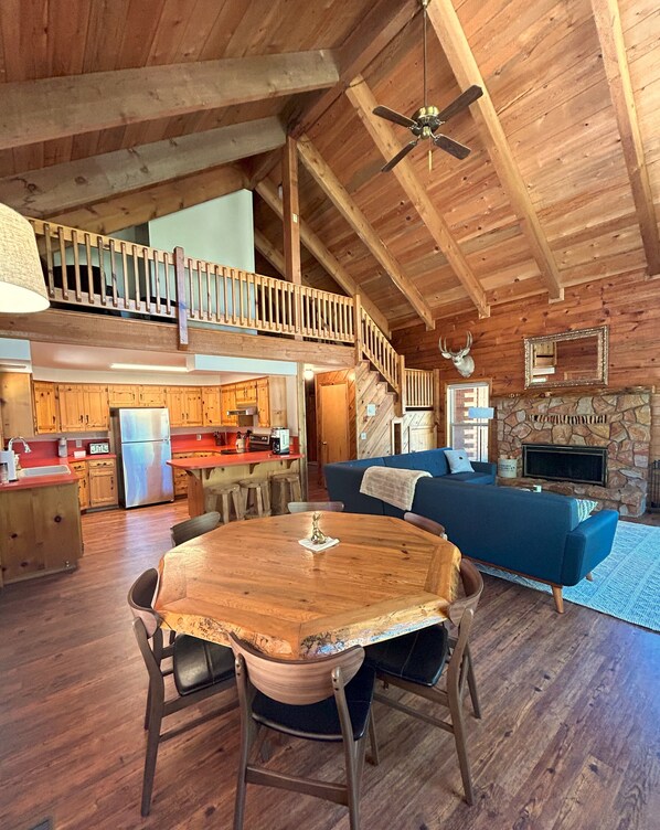 Interior - Cozy 3 bedroom, 3 bathroom, Log Home, PET FRIENDLY, Tollgate (Sisters)