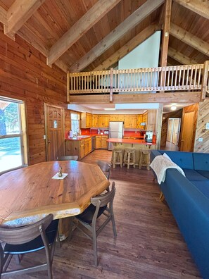 Interior - Cozy 3 bedroom, 3 bathroom, Log Home, PET FRIENDLY, Tollgate (Sisters)