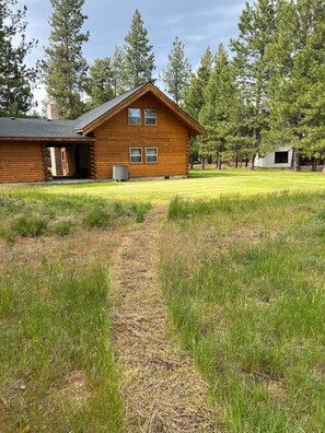 Property grounds - Cozy 3 bedroom, 3 bathroom, Log Home, PET FRIENDLY, Tollgate (Sisters)