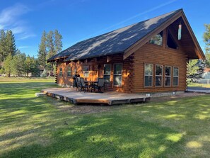 Outdoor dining - Cozy 3 bedroom, 3 bathroom, Log Home, PET FRIENDLY, Tollgate (Sisters)