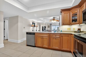 Køleskab, mikrobølgeovn, ovn, kogeplade