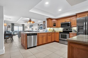 Køleskab, mikrobølgeovn, ovn, kogeplade