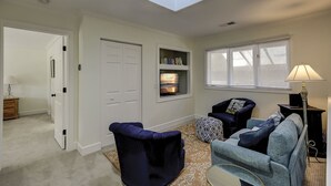 Living area - 30 Windjammer - Take in the Back Nine Views of Harbour Town Golf Links (Hilton Head Island)