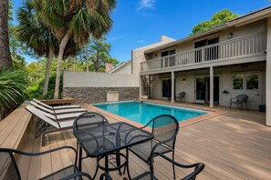 Pool - 30 Windjammer - Take in the Back Nine Views of Harbour Town Golf Links (Hilton Head Island)
