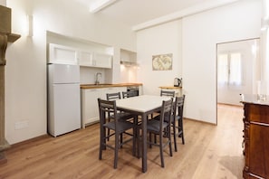 Appartement Confort | Cuisine privée | Réfrigérateur, surface de cuisson, lave-vaisselle
