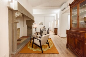 Comfort Apartment | Living area | 40-inch flat-screen TV with digital channels - Uffizi 3 bedrooms by Mmega (Florence)