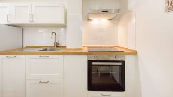 Comfort Apartment | Private kitchen | Fridge, stovetop, dishwasher, cookware/dishes/utensils