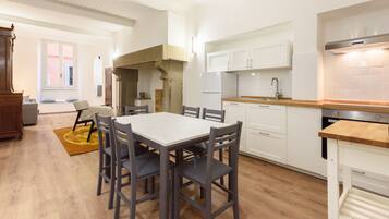 Comfort Apartment | Private kitchen | Fridge, stovetop, dishwasher, cookware/dishes/utensils