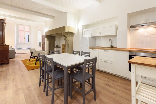 Appartement Confort | Cuisine privée | Réfrigérateur, surface de cuisson, lave-vaisselle