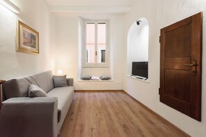 Comfort Apartment | Living area | 40-inch flat-screen TV with digital channels - Uffizi 3 bedrooms by Mmega (Florence)