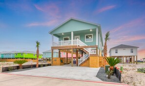 Exterior - Exquisite Beach Retreat You Won't Want To Miss! Pet-Friendly (Port Aransas)