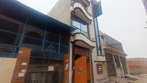 Front of property - OYO Home Shree Ram Palace Homestay (Faizabad)