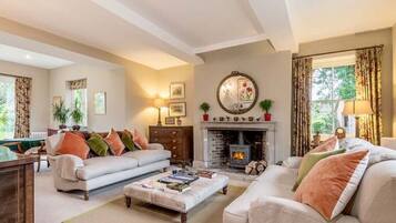 Smart TV, fireplace, DVD player, table football