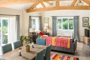 Téléviseur connecté, foyer, lecteur de DVD, table de baby-foot