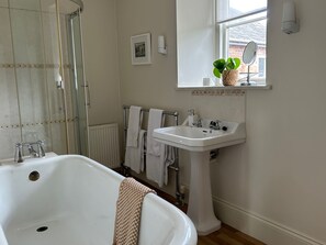 Een douche, een haardroger, handdoeken, zeep