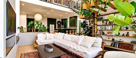 Smart TV, chimenea, tenis de mesa y libros