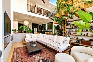Smart TV, fireplace, table tennis, books - The Songwriter's Mansion | Rooftop Spa & Skyline Views (Nashville)