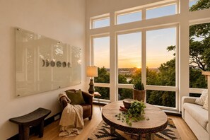 Smart TV, chimenea, tenis de mesa y libros 