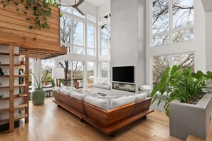 Smart TV, fireplace, table tennis, books - Rooftop Pool, Close to Downtown - Create, Play Recharge (Nashville)