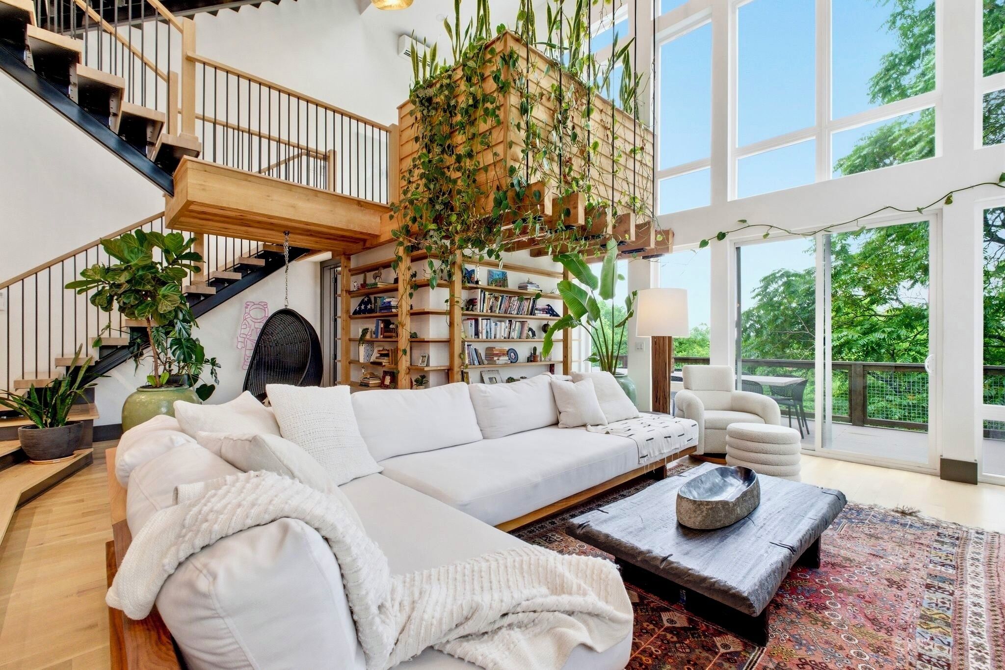 Smart TV, fireplace, ping pong, books