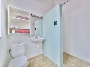 SĂšche-cheveux, serviettes fournies, savon, shampoing
