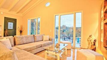 Villa, Accessible | 5 bedrooms, desk