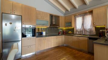 Villa, Accessible | 5 bedrooms, desk