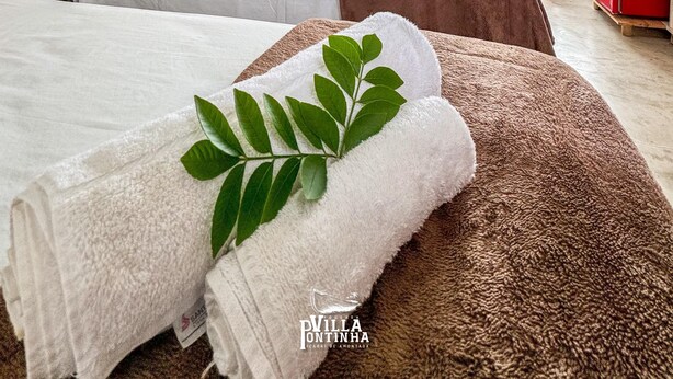 A hotel room with two beds, a balcony, and a view of the outdoors. - Villa Pontinha (Amontada)