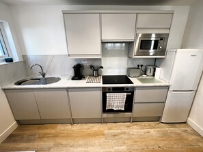 Kühlschrank, Mikrowelle, Ofen, Geschirrspüler
